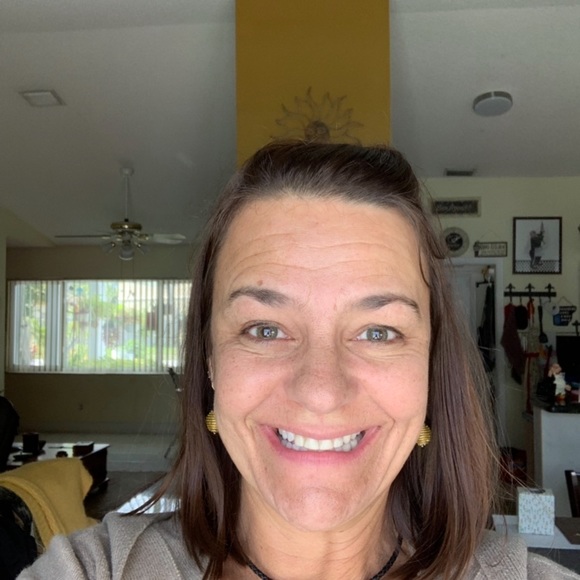 Meet your Posher, Cristina - Picture 2 of 2